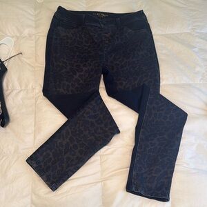 Chico's Platinum Denim Metallic Cheetah Jeggings Dark Wash Size 0.5 size 6 (A24)